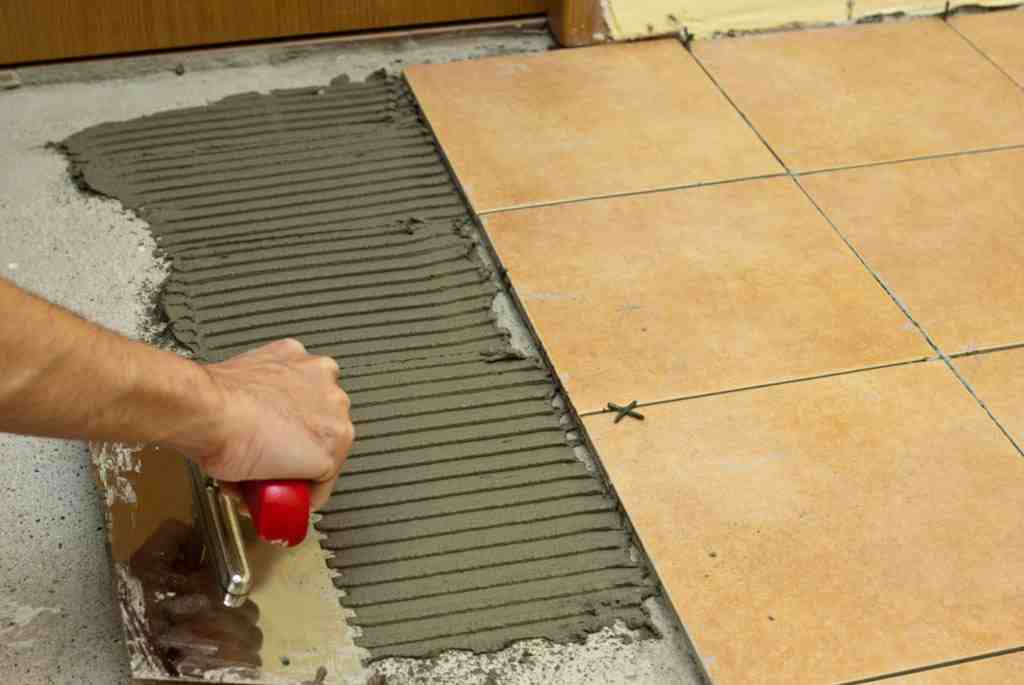 Comment bien coller le carrelage ?